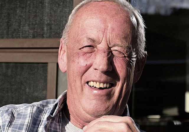 Freut sich auf Afrika: Steimeyer mit seinem Kenia-Handband in den Nationalfarben.Fotos: Thomas Brunnschweiler