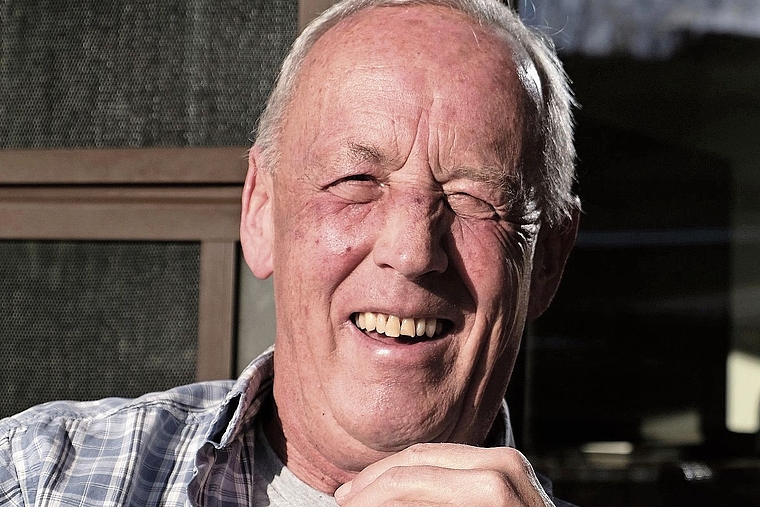 Freut sich auf Afrika: Steimeyer mit seinem Kenia-Handband in den Nationalfarben.Fotos: Thomas Brunnschweiler