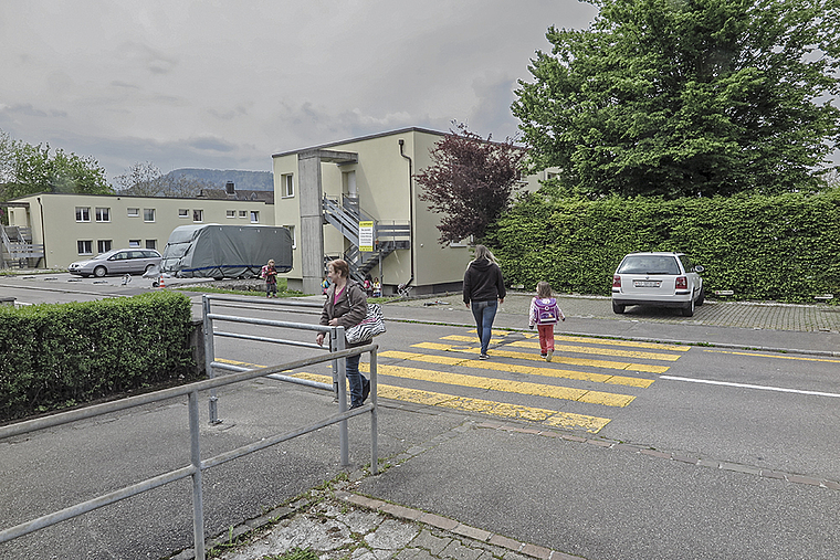 Entspricht nicht den Normen: Der Fussgängerstreifen über die Apfelseestrasse beim Steinmattweg. Foto: Edmondo Savoldelli
