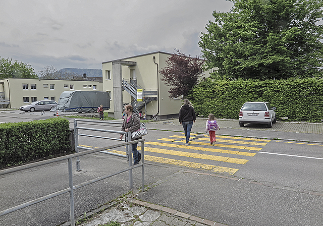 Entspricht nicht den Normen: Der Fussgängerstreifen über die Apfelseestrasse beim Steinmattweg.  Foto: Edmondo Savoldelli