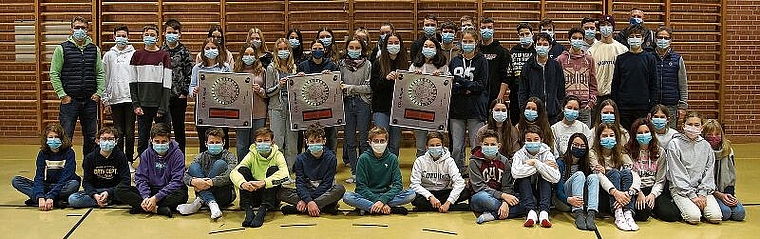 Masken und Ampeln: Die Schülerinnen und Schüler der MINT-Klassen und der Klasse 1Pe haben 46 CO2-Messgeräte für den Kampf gegen Corona konstruiert. Foto: zVG
