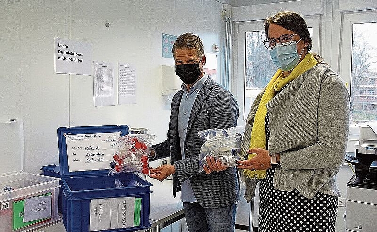 Für den «Pool»-Test: Co-Schulleiterin Manuela Noser und Lehrer Paolo Filipuzzi legen die Röhrchen in die Sammelkiste. Foto: Tobias Gfeller