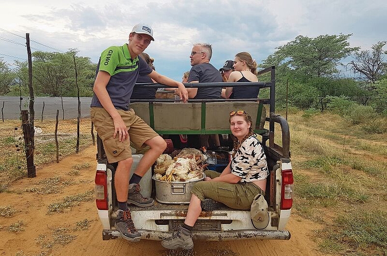 Auf Tour: Zusammen mit anderen Volontären und Gästen war Tanya Vögeli in Namibia unterwegs. Foto: ZVG