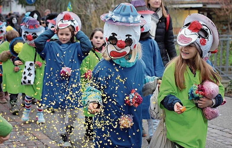 Räppli-Regen: Einige in Blau und Grün gekleidete Clowns verteilten auf ihren Runden Räppli – und belohnten die Zuschauer dafür mit Süssigkeiten.
