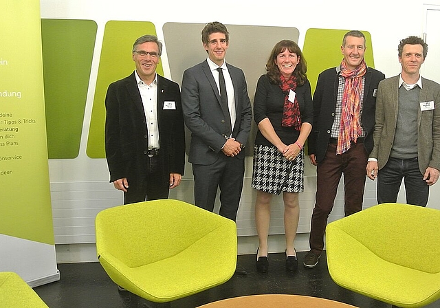 In den Hauptrollen des Behörden-Apéros: Franz Meyer, Marc Scherrer Gerda Vögtlin, Patrik Doppler und Rainer Saner (Gastgeber doppler und saner). Foto: Bea Asper