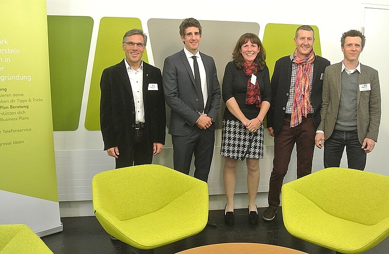 In den Hauptrollen des Behörden-Apéros: Franz Meyer, Marc Scherrer Gerda Vögtlin, Patrik Doppler und Rainer Saner (Gastgeber doppler und saner). Foto: Bea Asper