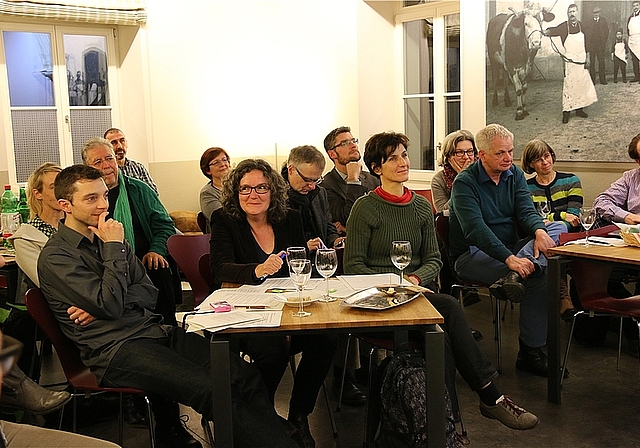 Grüner Blickwinkel: Rosmarie Lötscher (Mitte am Tisch) hofft, in den Landrat zu kommen. Foto: GINI Minonzio 