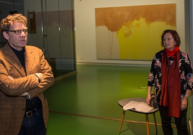 Der Kurator erklärt die Sammlung Ricola: Roman Kurzmeyer und eine Kursteilnehmerin. Fotos: Martin Staub