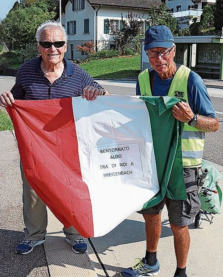 Willkommensgruss: Aldo Daici (r.) wird von Luigi Del Fabbro, dem letzten in Breitenbach lebenden Artenieso begrüsst. 
