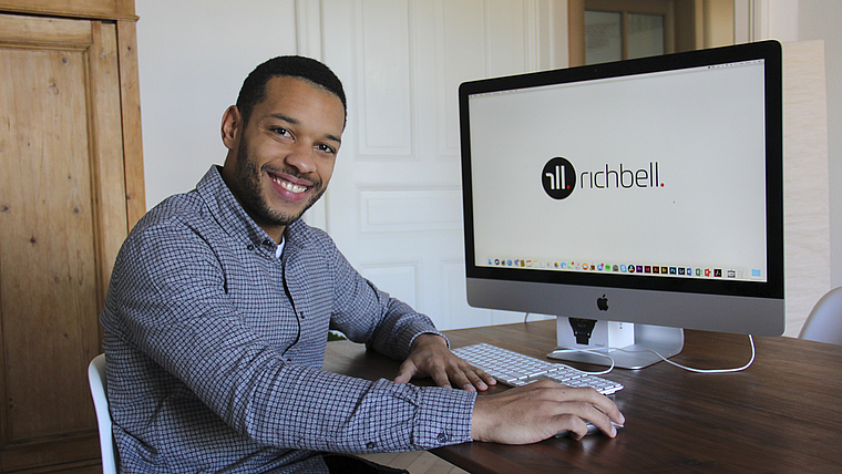 Stabhochsprunganlage mit Bürostuhl getauscht: Marquis Richards an seinem Arbeitsplatz.  Foto: Tobias Gfeller