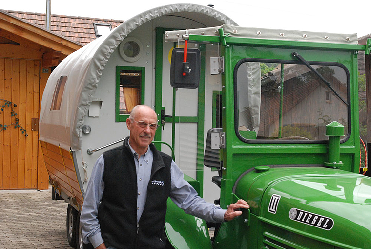 Abenteuerlustig: Heinz Marauschek vor seinem Steyr 180 und dem selbstgebauten Planwagen. Foto: Melanie Brêchet