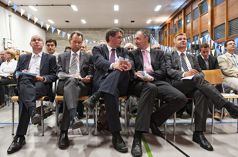 Vier Elefanten und ihr Dompteur (v. l.): Podiumsleiter Philipp Hammel, Philipp Müller (FDP), Christian Levrat (SP), Christoph Darbellay (CVP) und Toni Brunner (SVP) warten auf ihren Auftritt. Foto: AZ Medien/Roland Schmid
