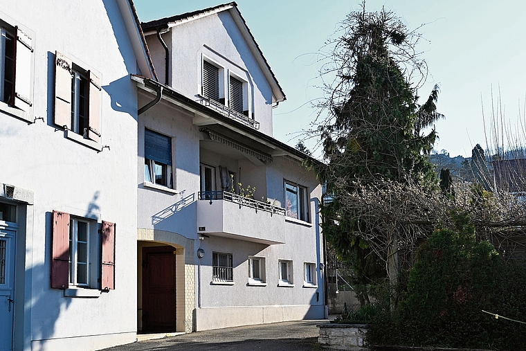 Hauptstrasse 5a: Etwas versteckt, gegenüber vom Denner in Oberdornach, liegt das Mehrfamilienhaus – das Einfamilienhaus befindet sich direkt dahinter. Foto: Fabia Maieroni