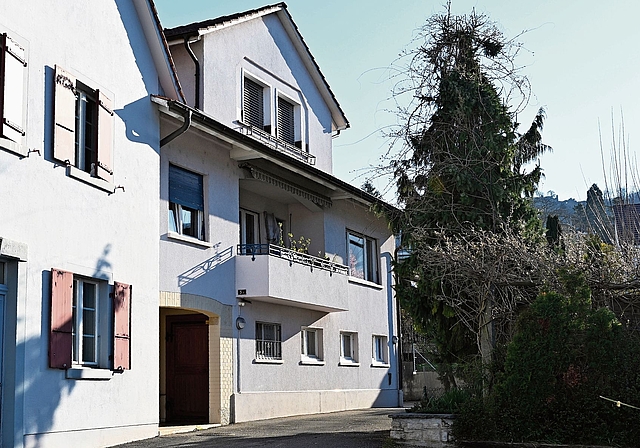 Hauptstrasse 5a: Etwas versteckt, gegenüber vom Denner in Oberdornach, liegt das Mehrfamilienhaus – das Einfamilienhaus befindet sich direkt dahinter. Foto: Fabia Maieroni