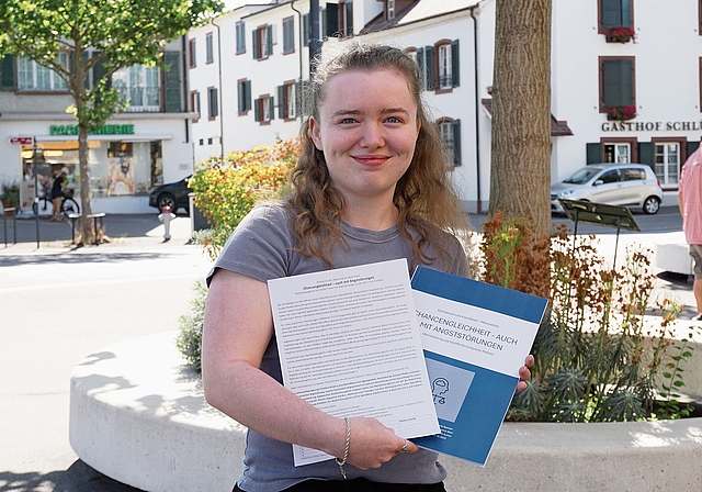 Sammelt Unterschriften: Die angehende Psychologiestudentin Delia Speiser aus Dornachfordert einen Nachteilsausgleich für Menschen mit Angststörungen. Foto: Désirée Bellwald