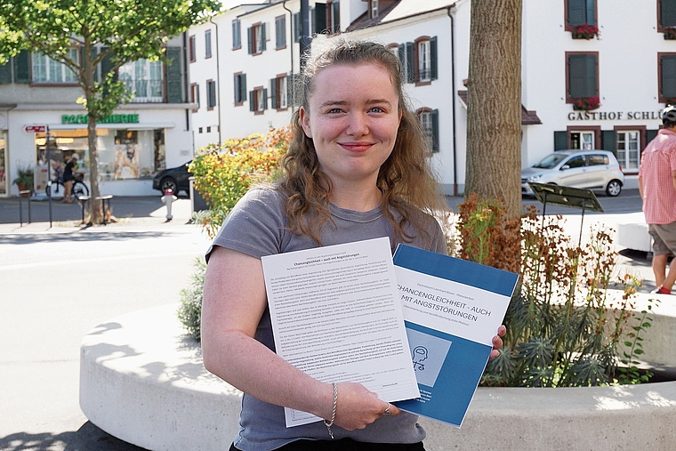 Sammelt Unterschriften: Die angehende Psychologiestudentin Delia Speiser aus Dornachfordert einen Nachteilsausgleich für Menschen mit Angststörungen. Foto: Désirée Bellwald