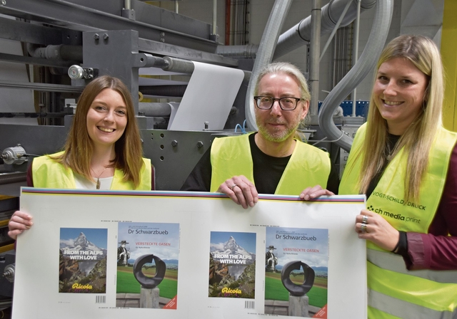 In der Druckerei Vogt-Schild: (v. l.) Anouk Miserez, Projektleiterin, Dominique Hertzeisen, Polygraf, und Jessica Glanzmann, Anzeigenleiterin, halten den frisch gedruckten Bogen mit dem Deckblatt des «Schwarzbueb» in den Händen. Foto: Stefan Biede