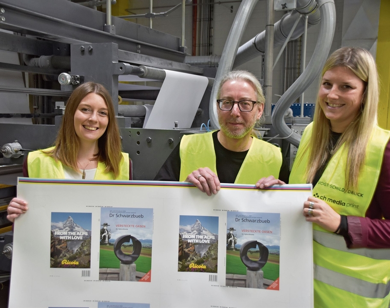 In der Druckerei Vogt-Schild: (v. l.) Anouk Miserez, Projektleiterin, Dominique Hertzeisen, Polygraf, und Jessica Glanzmann, Anzeigenleiterin, halten den frisch gedruckten Bogen mit dem Deckblatt des «Schwarzbueb» in den Händen. Foto: Stefan Biede