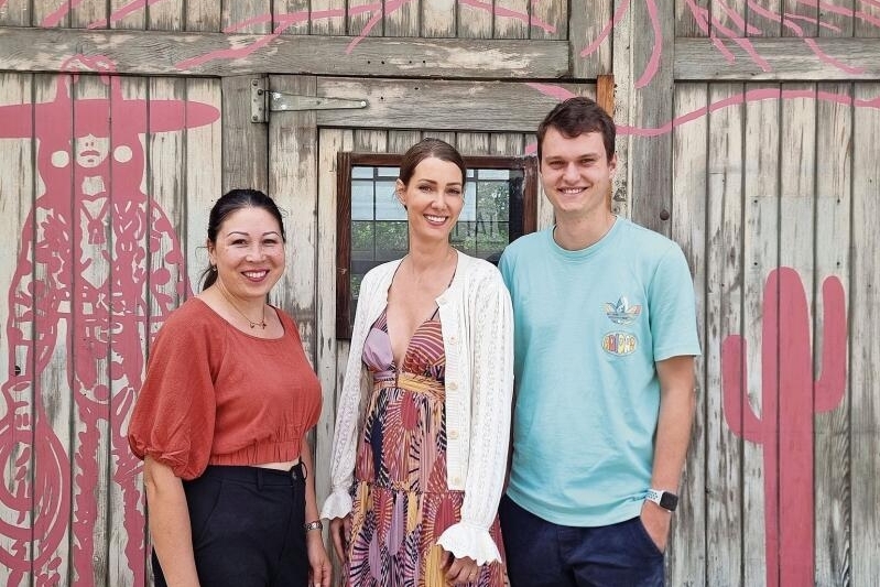 Haben den «Club 406» ins Leben gerufen: (v. l.) Monique Kuhn, Seline Moret und Kevin Voegtli (es fehlt Burcin Schindelholz).
Tatkräftig unterstützt wurden sie dabei von weiteren Freunden. Fotos: Fabia Maieroni