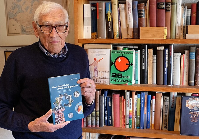 Der Autor in seinem Arbeitszimmer, umgeben von vielen Büchern: René Salathé mit seinem neusten Werk. Foto: Thomas Brunnschweiler
