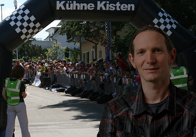 Kühne Kisten: Das Seifenkistenrennen ist einer der Dorfanlässe, für die sich Thomas Gschwind seit Jahren einsetzt.  Foto: ZVG