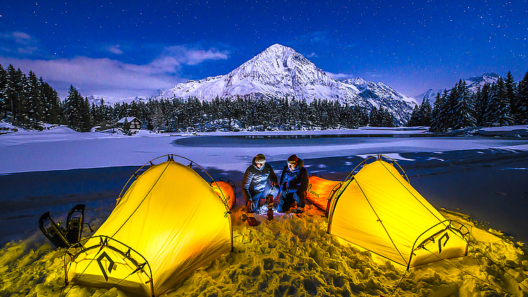 Abenteuer: Für ihre Naturshow scheuten Martin Mägli und Tobias Ryser keinen Aufwand und verbrachten ganze Nächte unter freiem Himmel — hier am Arnisee in den Urner Alpen auf 1368 m. ü. M. Foto: ZVG