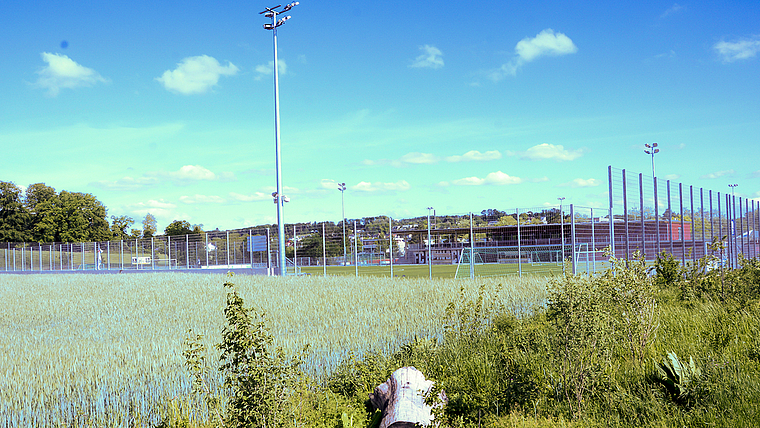 Mehr Fussball: Hier am südlichen Rand der Sportzone Fiechten soll voraussichtlich bis Sommer 2021 ein neues Kunstrasenfeld mit Beleuchtung und Sitzgelegenheiten gebaut werden. Foto: Martin Staub