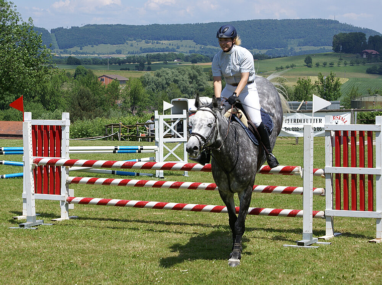 Elegant und stilsicher: So macht Springreiten Spass. Foto: Jürg Jeanloz