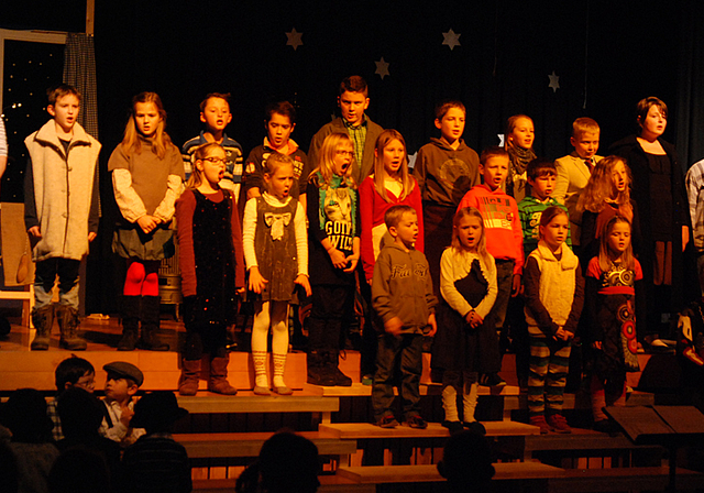 Singende Kinder: Die Dorfweihnacht in Blauen hat bereits Tradition.   Foto: Melanie Brêchet
