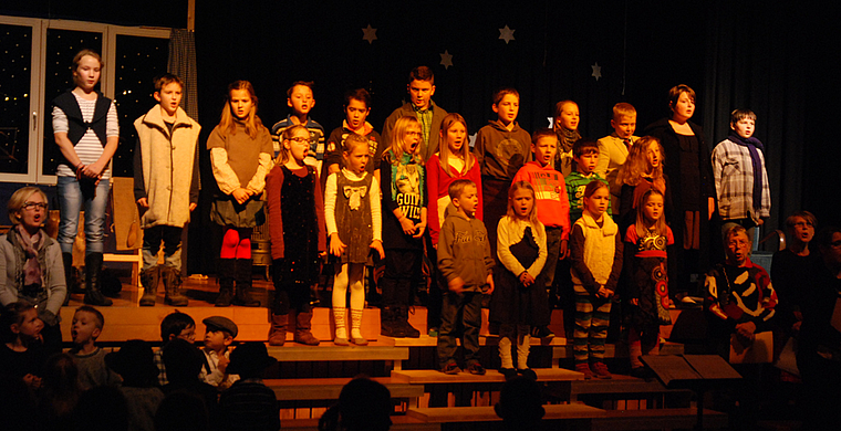 Singende Kinder: Die Dorfweihnacht in Blauen hat bereits Tradition. Foto: Melanie Brêchet