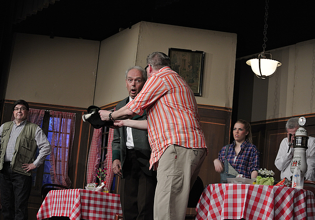 Haben das Heu nicht auf der gleichen Bühne: Die blonde Catherine (Katja Widrig) und der tuntige Roman (Gerry Borer).  Foto: Thomas Brunnschweiler