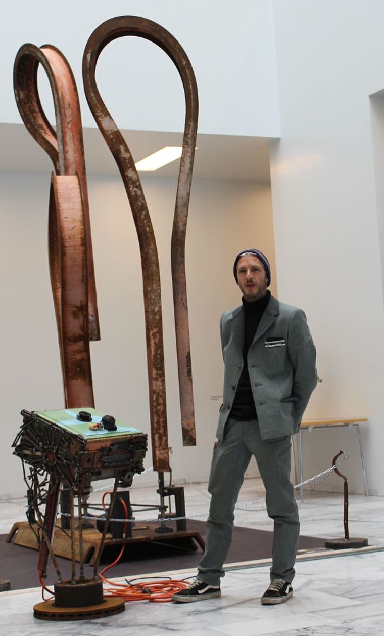 Kunst aus Schrott: Der Arlesheimer Künstler Joel Schneebeli zeigte im Gemeindehaus dieses Kunstwerk aus altem Stahl und Eisen. Fotos: Caspar Reimer
