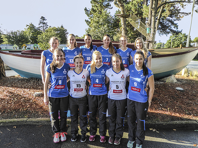 Im Trainingslager in der Bretagne: Das Team der Saison 16/17 mit (hinten, von l.) Maja Storck, Samira Sulser, Barbara Garcia Duarte, Ralitsa Vasileva, Madlaina Matter, Laura Künzler und (vorne, von l.) Roxana Wenger, Alexandra Lorenz, Tess von Pieka