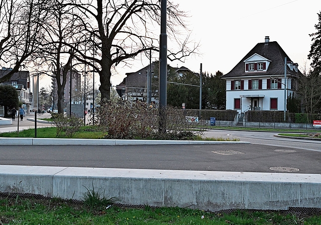 Ein Ort zum Verweilen: die erhöhten Steinmauern im Dorfzentrum. Gleich gegenüber liegt das Ambulatorium Reinach der Psychiatrie Baselland, wo Drogensubstitute abgegeben werden. Foto: Fabia Maieroni