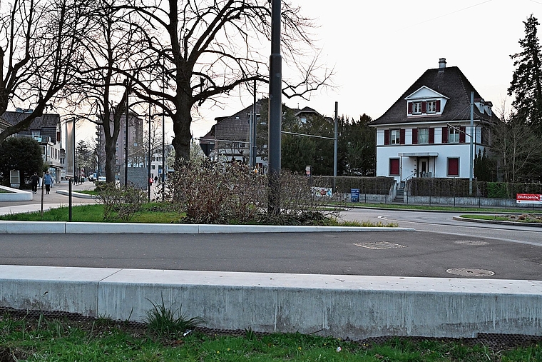 Ein Ort zum Verweilen: die erhöhten Steinmauern im Dorfzentrum. Gleich gegenüber liegt das Ambulatorium Reinach der Psychiatrie Baselland, wo Drogensubstitute abgegeben werden. Foto: Fabia Maieroni