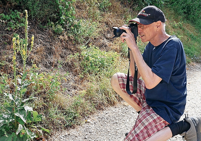 Hochkonzentriert: Thomas Epple auf der Jagd nach dem perfekten Foto. Foto: Florin Bürgler