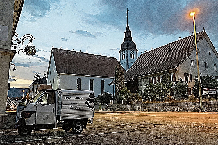 Über den Dächern von Brislach: Storchenanflug in der Abenddämmerung – ein grossartiges Schauspiel. Foto: ROMANA VON TANA