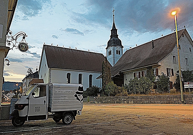 Über den Dächern von Brislach: Storchenanflug in der Abenddämmerung – ein grossartiges Schauspiel. Foto: ROMANA VON TANA