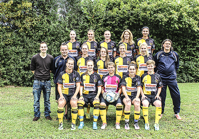 Gut aufgestellt: Die neue Frauenmannschaft des SC Dornach mit Teammanager Dominique Beljean (l.), Trainer Philipp Martin (2. v. l.) und Trainer Thomas Wunderlin (r.).  Foto: ZVG
