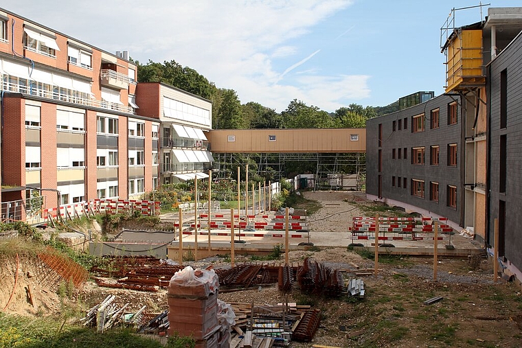 Gegensätze: Der im dunklen Schiefer gehaltene Südtrakt (Neubau) steht dem Mitteltrakt aus dem Jahr 1966 gegenüber. Foto: ZVG
