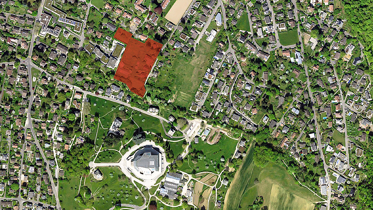 Geschützte Arten bedroht? Auf der rot markierten Fläche, in unmittelbarere Nähe zum Goetheanum, soll die Überbauung entstehen – gemäss Naturschützern ist das Gebiet Lebensraum seltener Tier- und Pflanzenarten.  Visualisierung: WoB