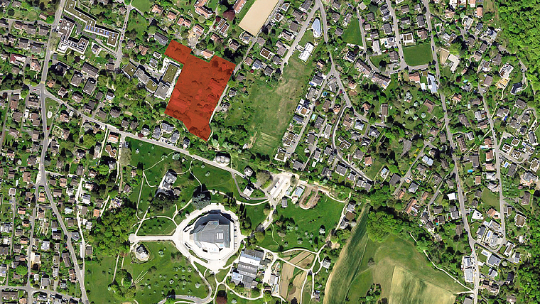 Geschützte Arten bedroht? Auf der rot markierten Fläche, in unmittelbarere Nähe zum Goetheanum, soll die Überbauung entstehen – gemäss Naturschützern ist das Gebiet Lebensraum seltener Tier- und Pflanzenarten. Visualisierung: WoB