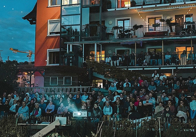 Publikumsmagnet: Das «Open-Air-Kino der besonderen Art» lockt jedes Jahr zahlreiche Menschen ins Wydehöfli. Foto: zvg