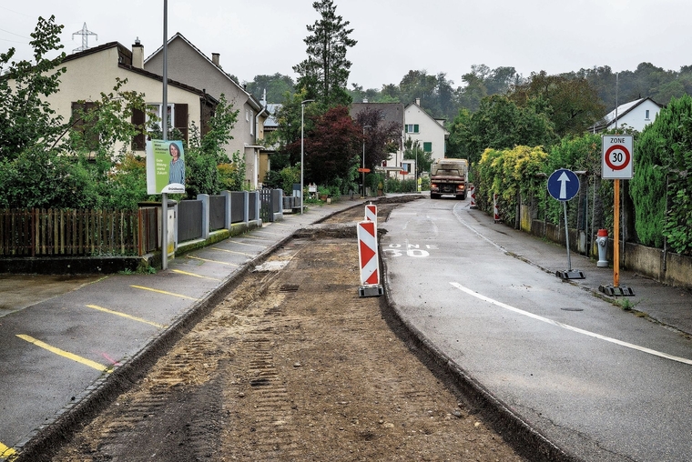 Der Belag ist weg: Die Geschichte zur Schluchtstrasse zeigt, wie kompliziert die Energiewende in den Quartieren sein kann.Foto: Kenneth Nars