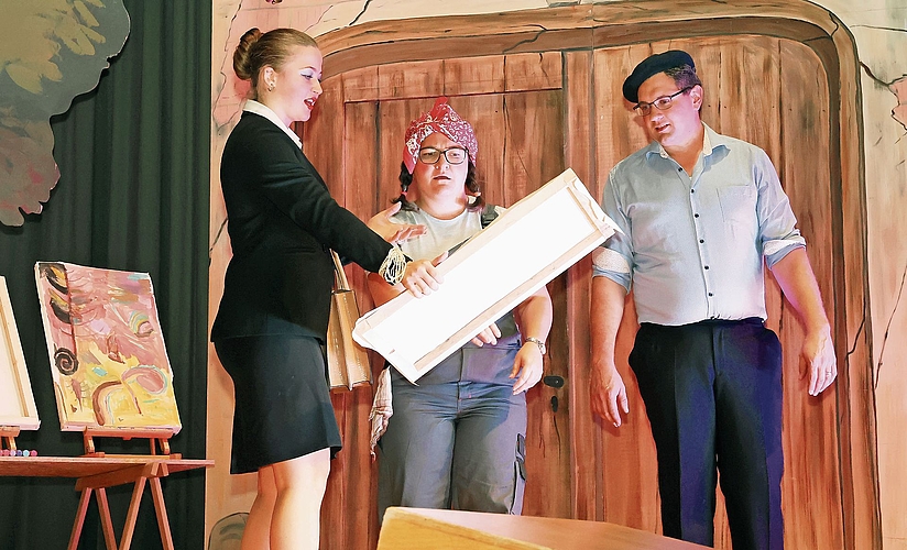 Theater: Die Schaupielerinnen und Schauspieler bringen das Publikum zum Lachen. Theater: Die Schaupielerinnen und Schauspieler bringen das Publikum zum Lachen.