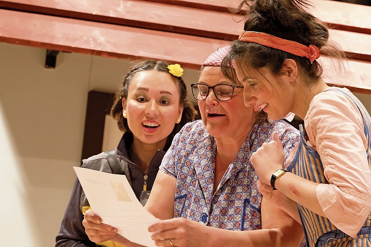 Die Dinge klären sich: Postbotin Lisa (Chantal Bieli), Hermine (Maja Amport) und Rosi (Sunny Jeker) (v. l.). Fotos: Thomas Brunnschweiler