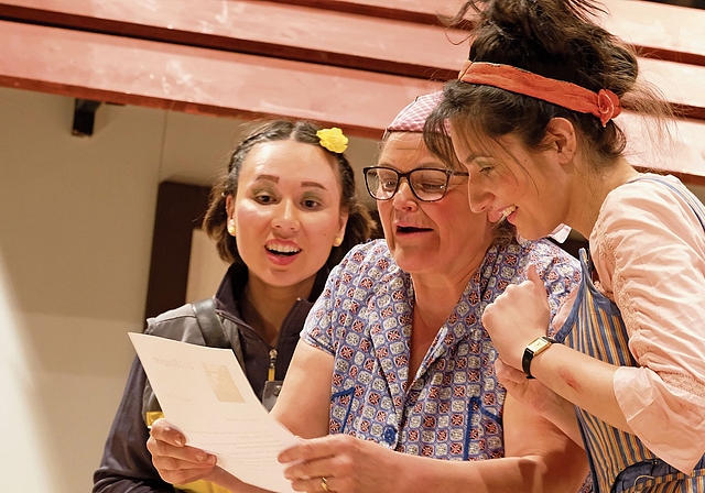Die Dinge klären sich: Postbotin Lisa (Chantal Bieli), Hermine (Maja Amport) und Rosi (Sunny Jeker) (v. l.). Fotos: Thomas Brunnschweiler