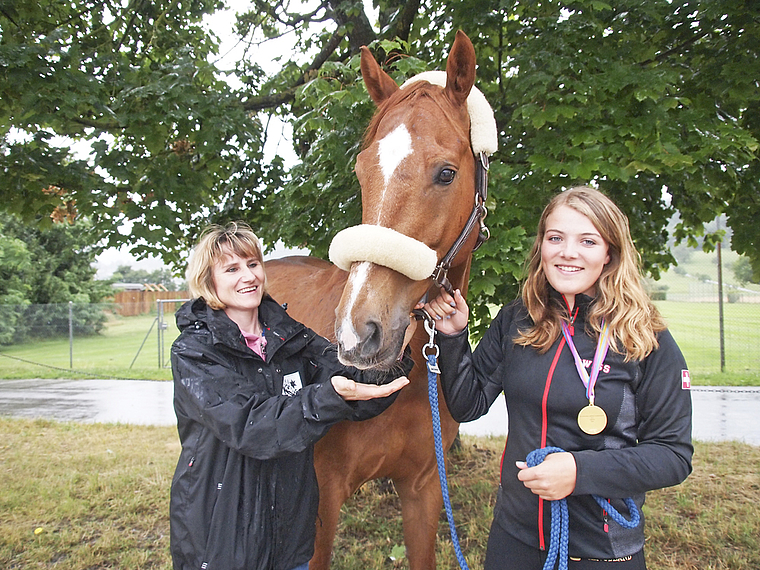 Gruppenbild mit Pferd: Fiona Meier mit ihrem Fuchs Popeye Wijngaardh und Vereinspräsidentin Gaby Wenger. Foto: Tobias Gefeller