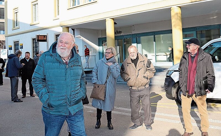 Vor dem Kantonsgerichts: Die Gruppe Pro Spital Laufen war gemeinsam nach Liestal gereist, um die Gerichtsverhandlung zu verfolgen. Foto: Gaby Walther