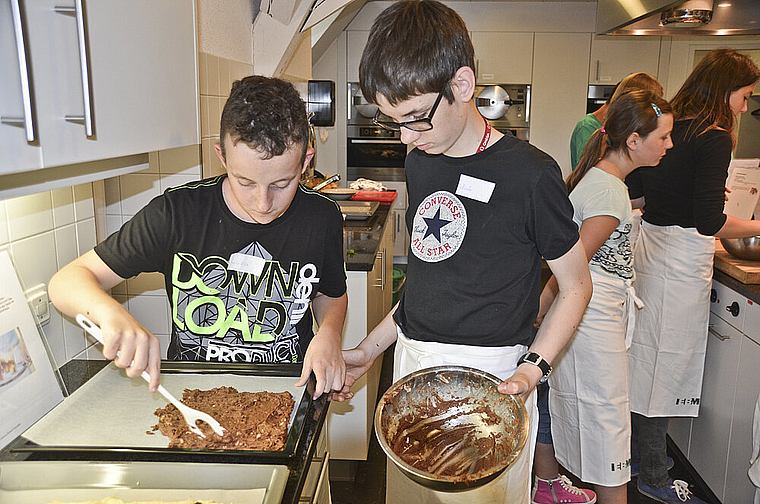 Süsse Köstlichkeit: Der Brownies-Teig stösst auch schon vor dem Backen auf grosses Interesse … Foto: Jay Altenbach